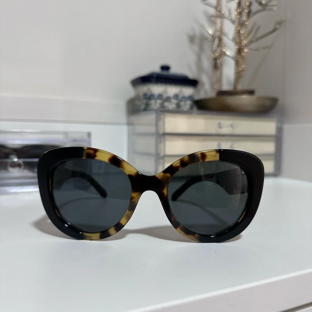 Burberry sunglasses - Picture 1 of 6
